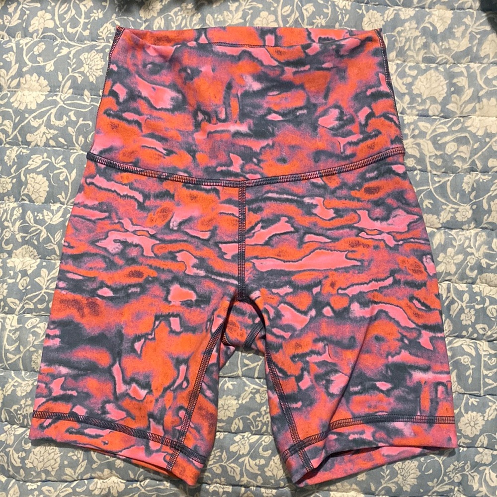 Lululemon Wunder Train High-Rise Short 6"
Chroma Clash Multi
